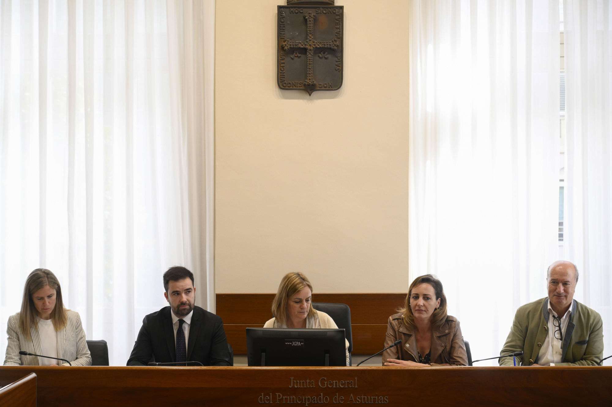 Covadonga Tome, en el centro, presidió la reunión de este viernes de la comisión parlamentaria de investigación del accidente en la mina de Zarréu.