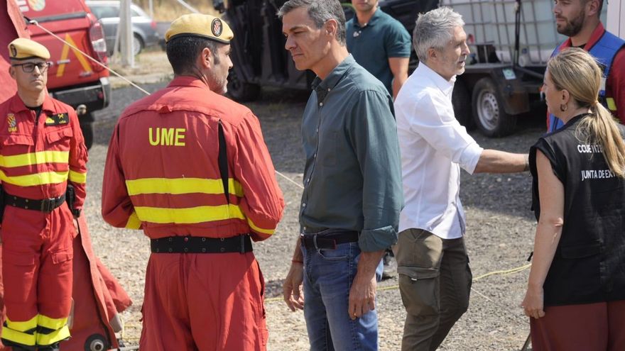 El presidente del Gobierno, Pedro Sánchez, durante su visita al Puesto de Mando Avanzado del invendio de Jarilla.