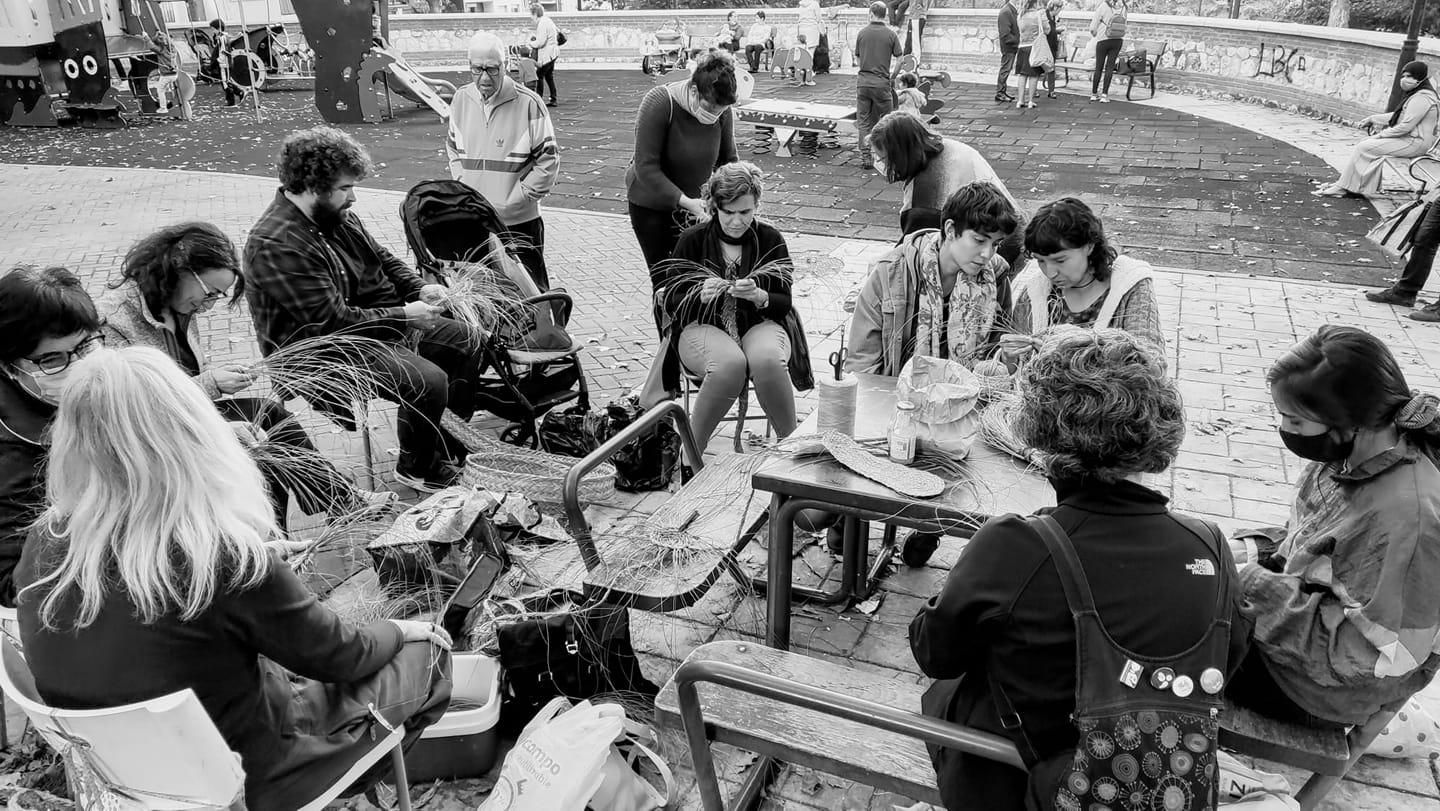 Algunas personas participando en 'El Corro de Esparto' en Guadalajara