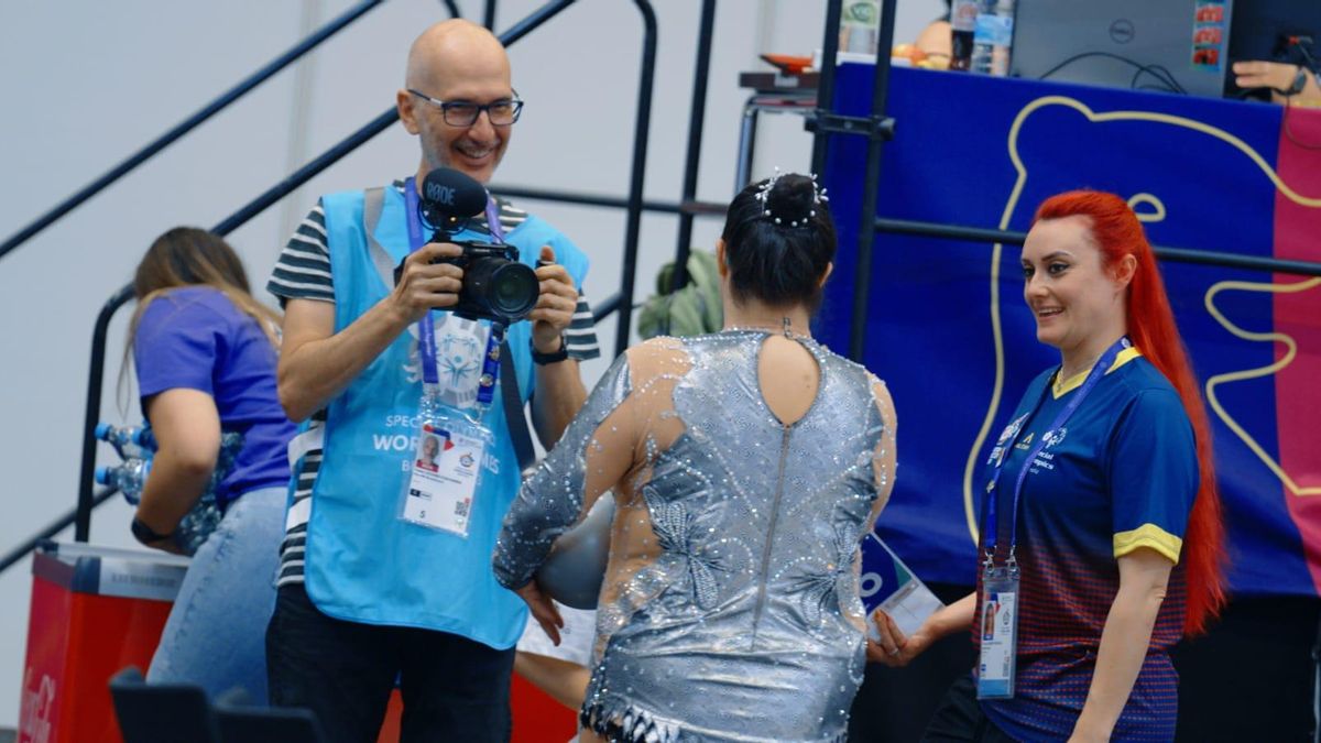 El director, Pablo Lozano, y la entrenadora, Tania Cubero, en la grabación del documental