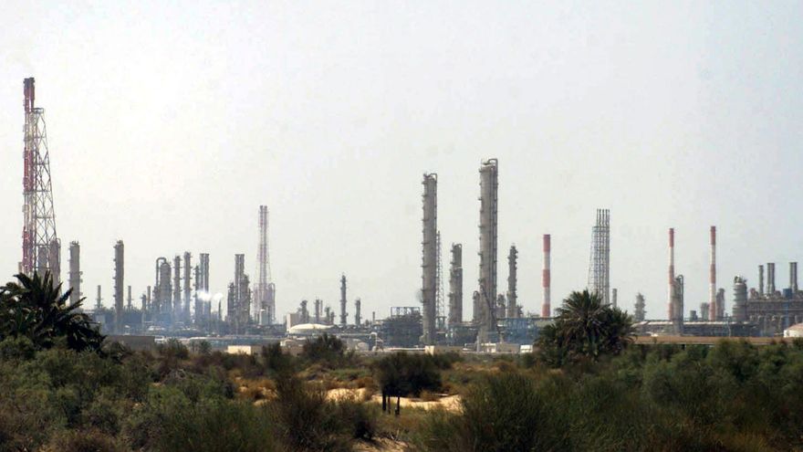 -FOTO ARCHIVO. Vista general de una planta de procesamiento de petróleo en la rica región petrolera de Jubail, en el este de Arabia Saudí. (Atentado, Incendio, Arabia Saudita) EFE/EPA/STR *** Local Caption *** 52706446