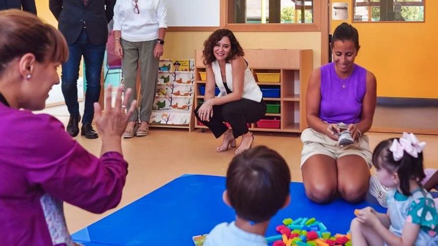 Ayuso intenta retener con una subida salarial a los profesores de Madrid, los peor pagados de España