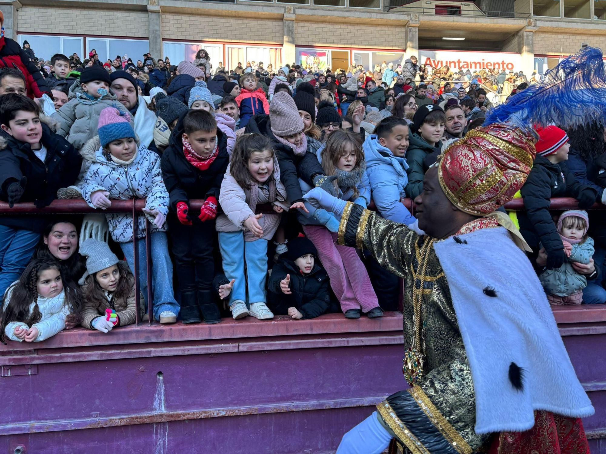 Los Reyes Magos ya están en Logroño: así ha sido el aterrizaje en helicóptero en Las Gaunas
