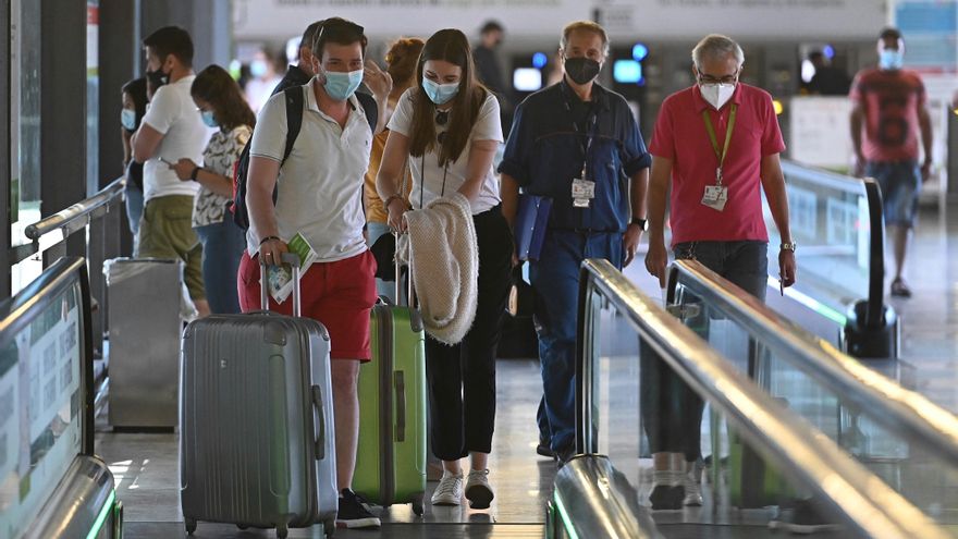 Varios turistas caminan por la terminal 4 del aeropuerto Adolfo Suárez Madrid Barajas. EFE/ Fernando Villar