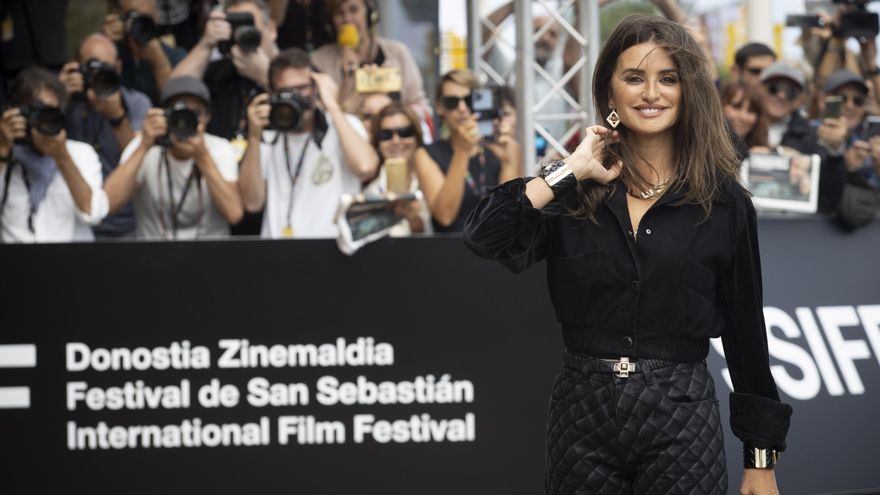 Hostales a 300 euros y horas de cola para lograr un 'selfie' con famosos: el precio de ser escenario de cine por una semana