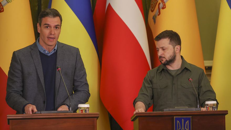 Foto de archivo de abril de 2022 del presidente del Gobierno, Pedro Sánchez (i), y el presidente de Ucrania, Volodímir Zelenski, durante la rueda de prensa ofrecida al término de la reunión que mantuvieron en Kiev. EFE/Miguel Gutiérrez