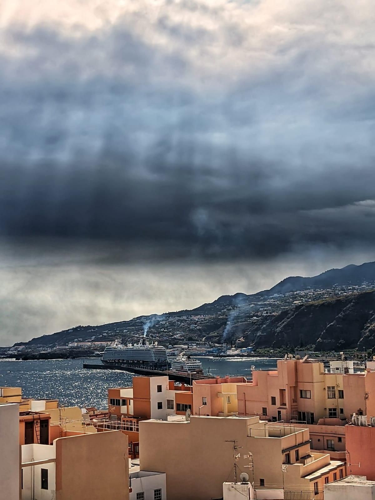 La nube de ceniza ha dejado inoperativo el Aeropuerto. Foto: JOSÉ F. AROZENA