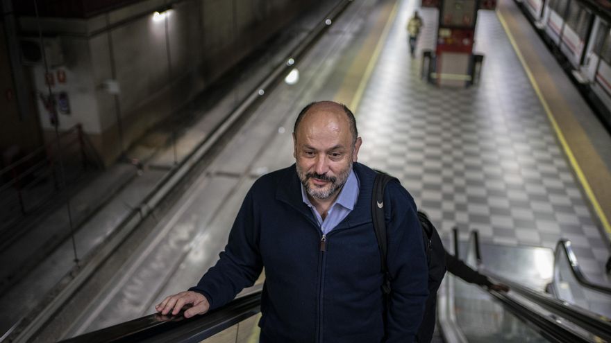 El abogado César Pinto saliendo de la estación de tren de Parla
