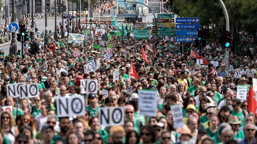 Numerosas personas durante una manifestación en apoyo al sistema educativo público, a 27 de septiembre de 2026, en Madrid (España).
