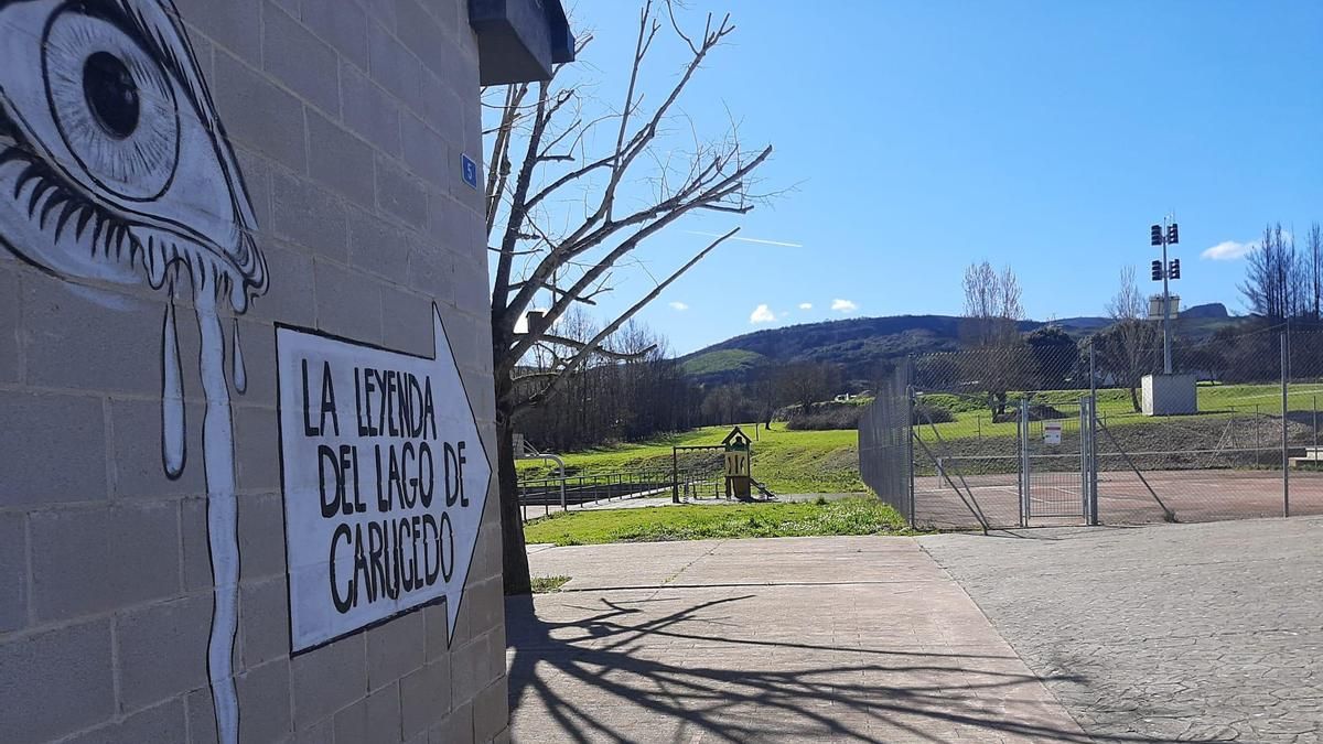 Colegio electoral de Carucedo, con los efectos todavía visibles del incendio forestal de Las Médulas de fondo. 