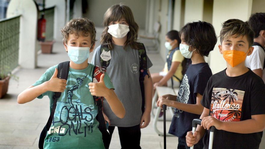 Varios niños en el primer día de clase en el colegio Balmes de València.