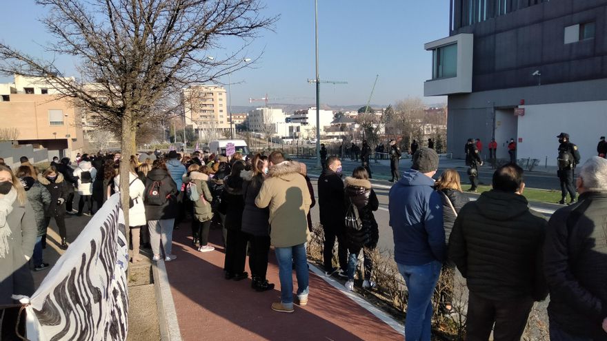 Concentración frente a los juzgados de Tudela ante la declaración del presunto asesino de Sara Pina.