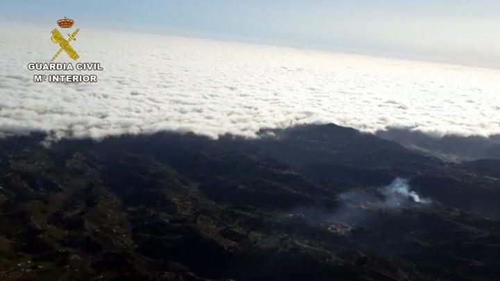 El mar de nubes de Gran Canaria junto a la humareda por el incendio que afecta a la isla.