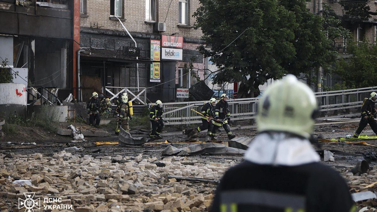 Rescatistas trabajando en el lugar afectado por el ataque nocturno en Kiev.