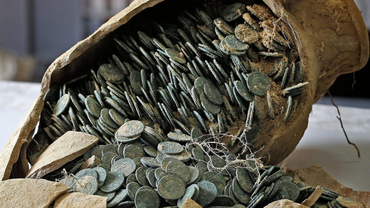 Han pasado casi diez años desde que aparecieron los 600 kilos de monedas de Tomares y ahora los arqueólogos creen haber descubierto quién guardó el mayor tesoro romano de España