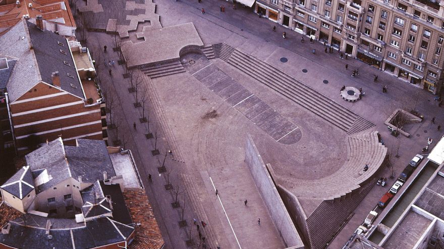 Medio siglo de la concepción de la plaza de los Fueros, una escultura dentro de otra en pleno Ensanche de Vitoria