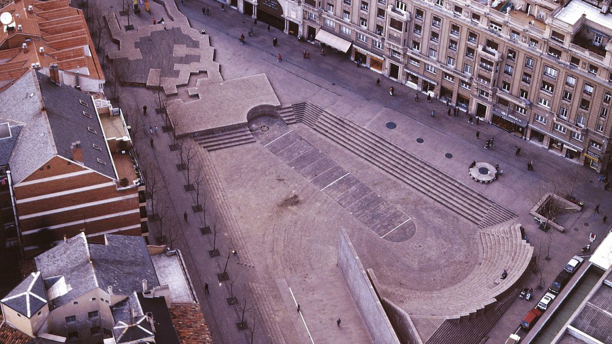 Medio siglo de la concepción de la plaza de los Fueros, una escultura dentro de otra en pleno Ensanche de Vitoria