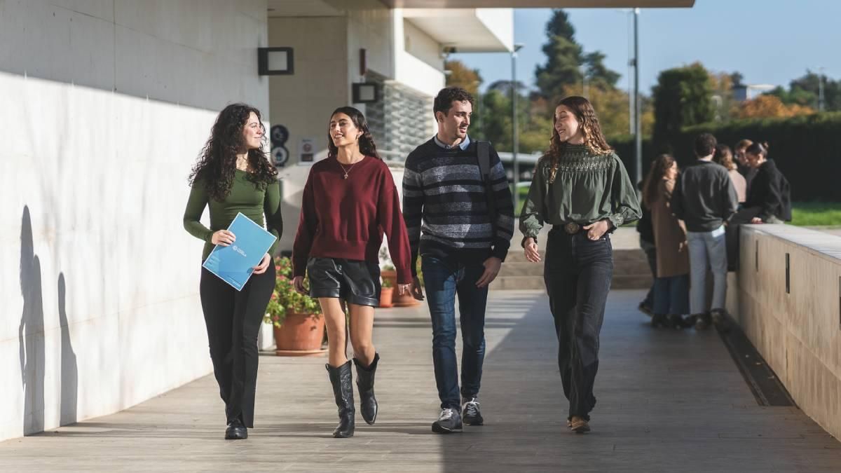 Alumnos caminan en el campus de la Universidad Loyola
