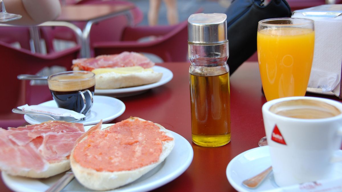 Desayuno andaluz con mollete de Antequera