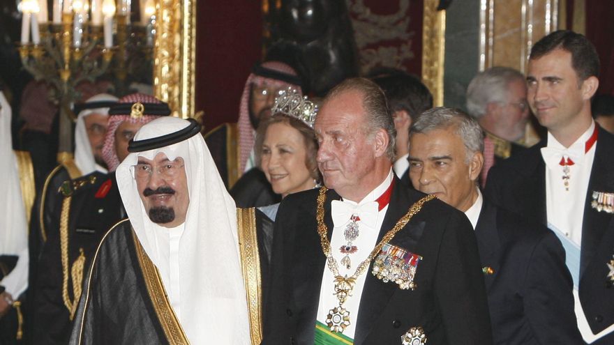 Juan Carlos I con el rey Abdalá de Arabia Saudí después de una cena en el Palacio de la Zarzuela en junio de 2007.