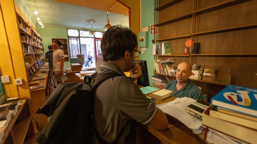 La masificación del centro de Palma liquida la utopía de la librería Literanta: “Los cruceristas son como una muralla”