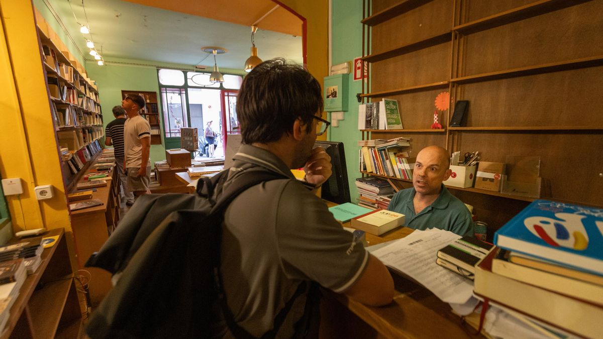La masificación del centro de Palma liquida la utopía de la librería Literanta: “Los cruceristas son como una muralla”