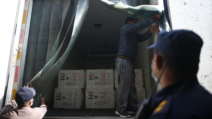Trabajadores descargan en Nepal cajas que contienen la vacuna contra el coronavirus de AstraZeneca que llegó de India.