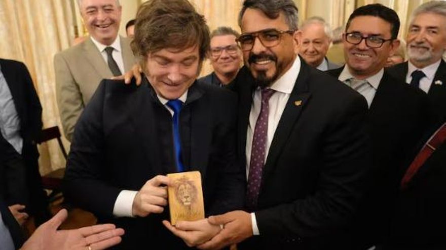 El avance del evangelismo político: “Dios, Patria y Libertad” como nueva bandera del oficialismo