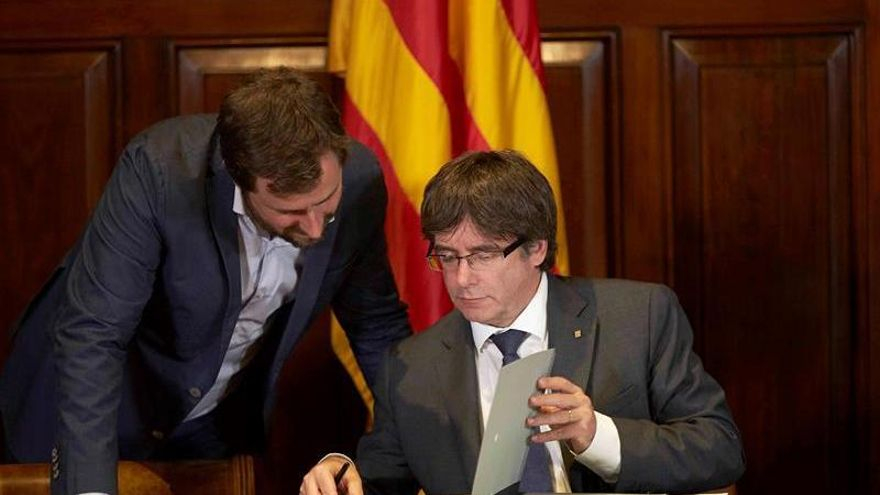 Comín y Puigdemont, en la firma del decreto de convocatoria del 1-O