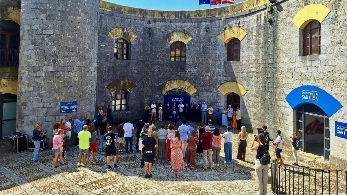 Acto de inauguración del Museo de la Historia Conservera en el Fuerte San Martín de Santoña.