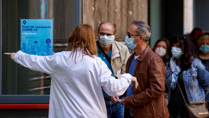Varias personas hacen cola en el centro de vacunación contra la Covid-19 en UB Raval en Barcelona.