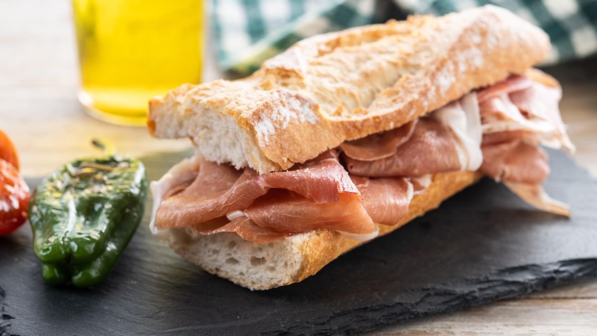 Bocadillo de jamón serrano, queso curado y pimientos del piquillo