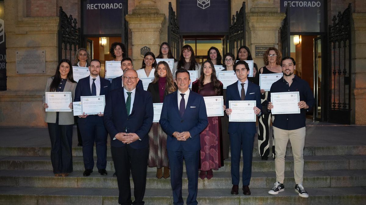 Foto de familia con los premiados.