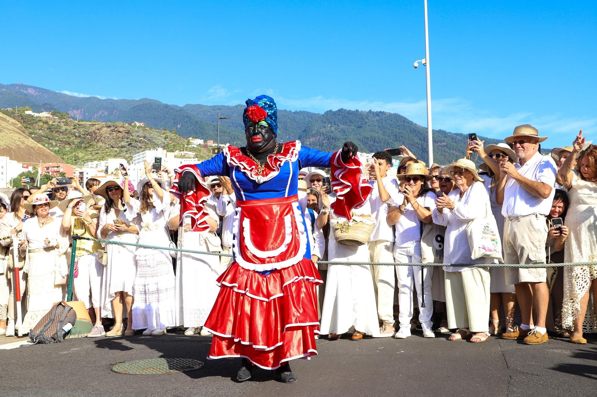 60.000 indianos transforman Santa Cruz de La Palma en La Habana por un día. EFE/Luis G. Morera