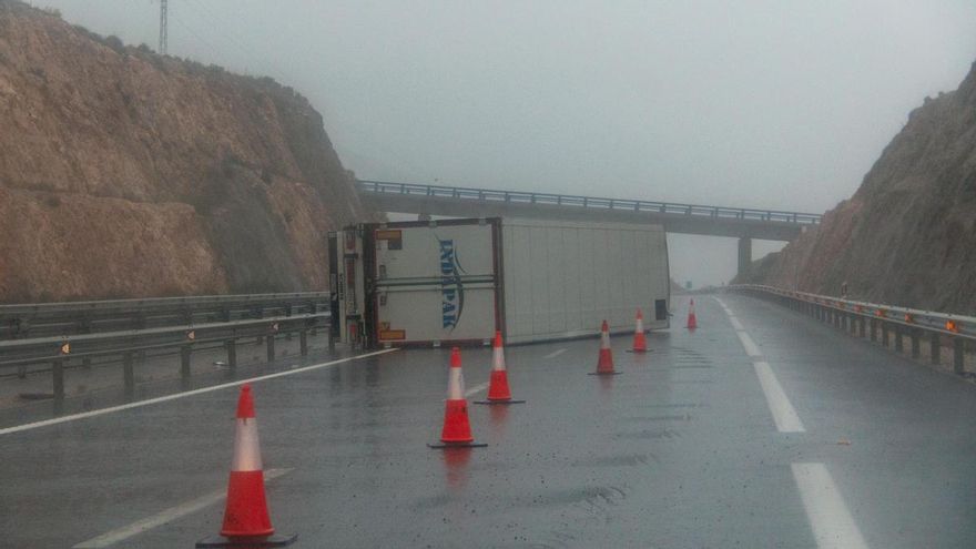 Un camión volcado en la A-7, en el termino municipal de Lujar, por las fuertes rachas de viento