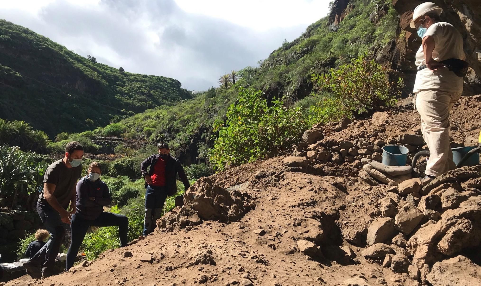Arqueólogos en la Cueva de El Tendal. JORGE PAIS