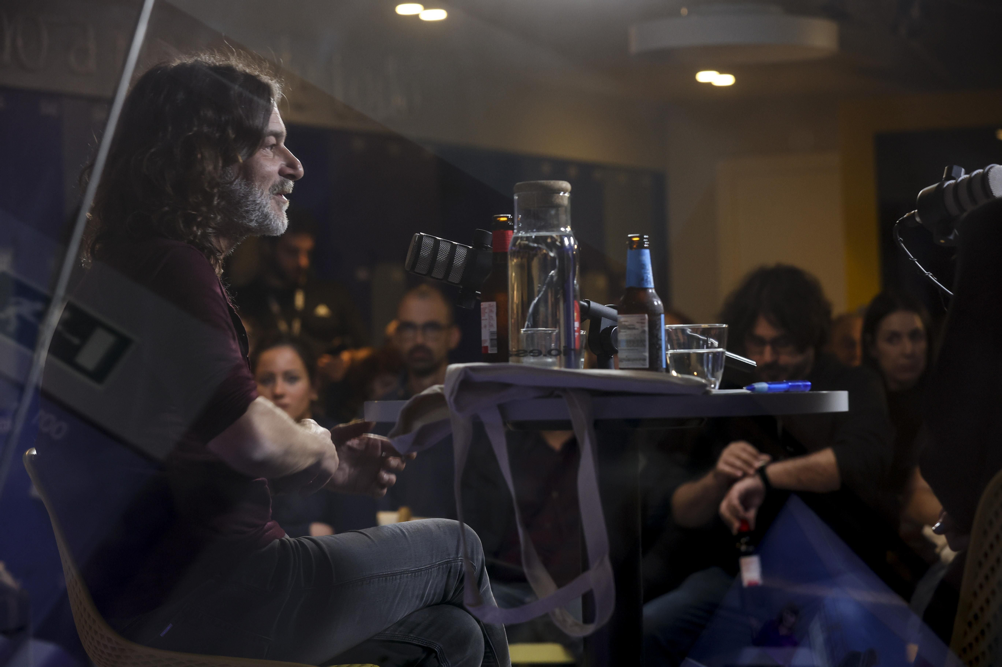 Quique González en la redacción de elDiario.es