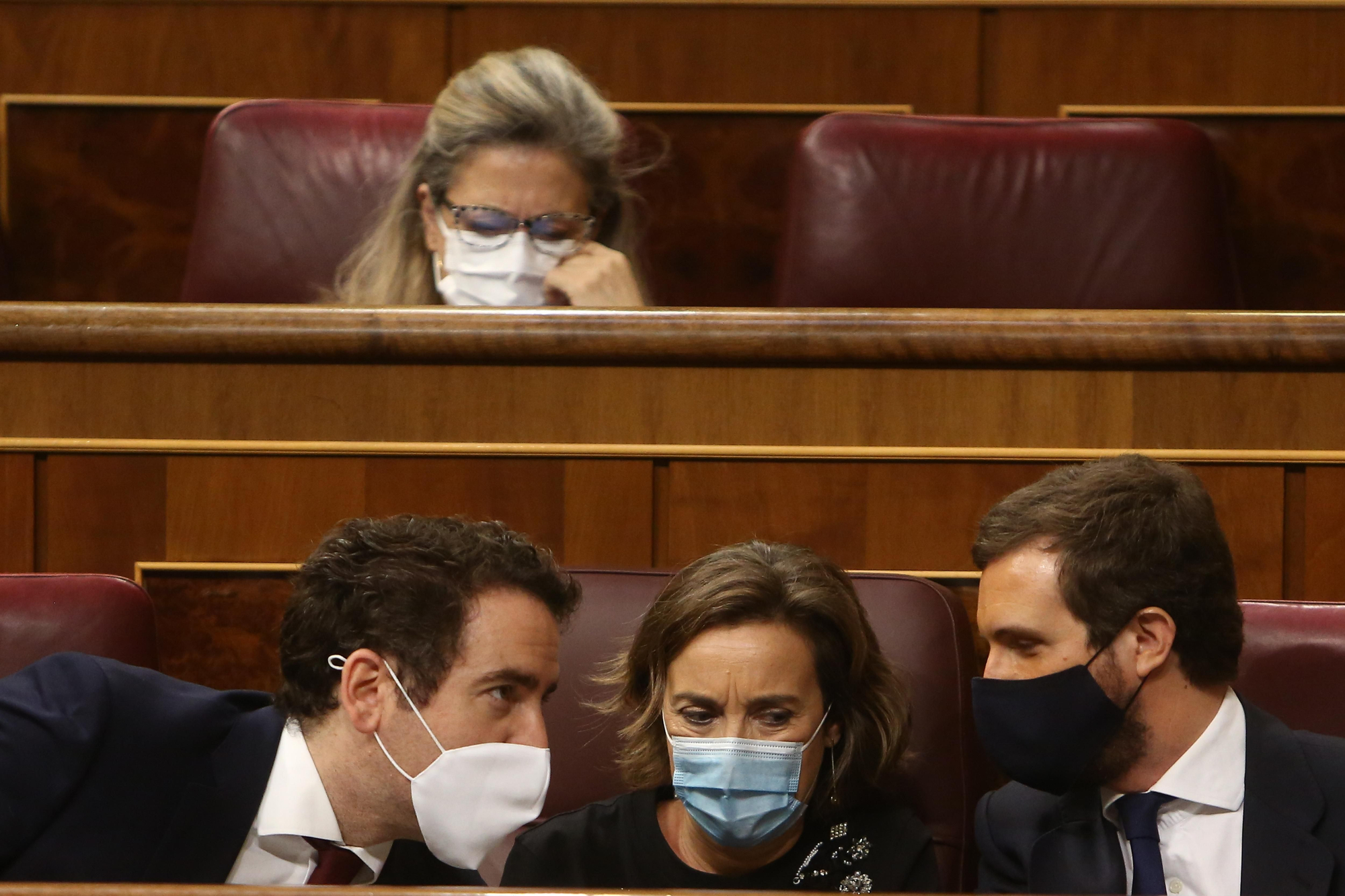García Egea, Gamarra y Casado hablan durante el debate del estado de alarma.