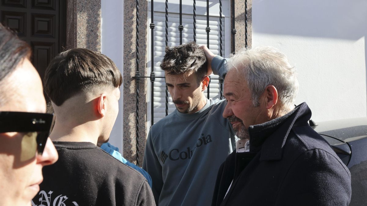 Calma tensa y sentimientos a flor de piel en Hornachos tras confirmarse las peores sospechas