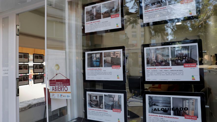 -Anuncios de pisos y casas en venta y alquiler en el escaparate de una inmobiliaria, en Madrid. EFE/Zipi
