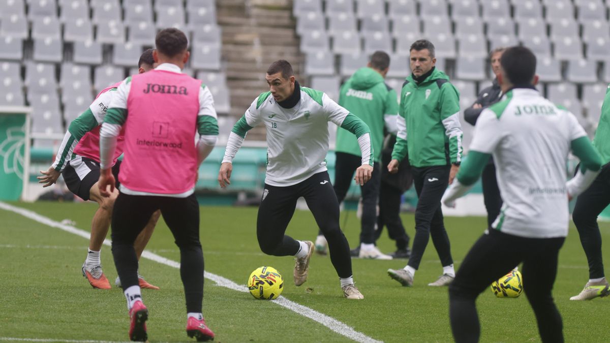 Adrián Fuentes con el balón en un entrenamiento