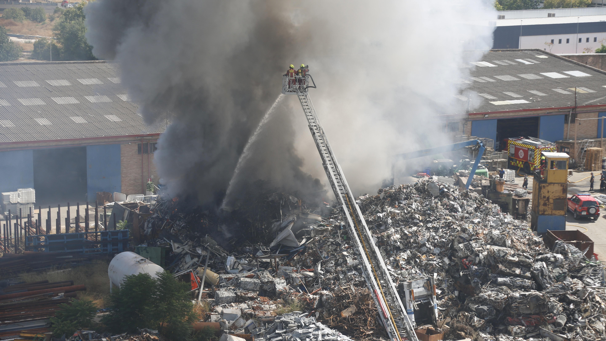 Los bomberos acuden a sofocar un aparatoso incendio de chatarra en los terrenos de la empresa Solanas
