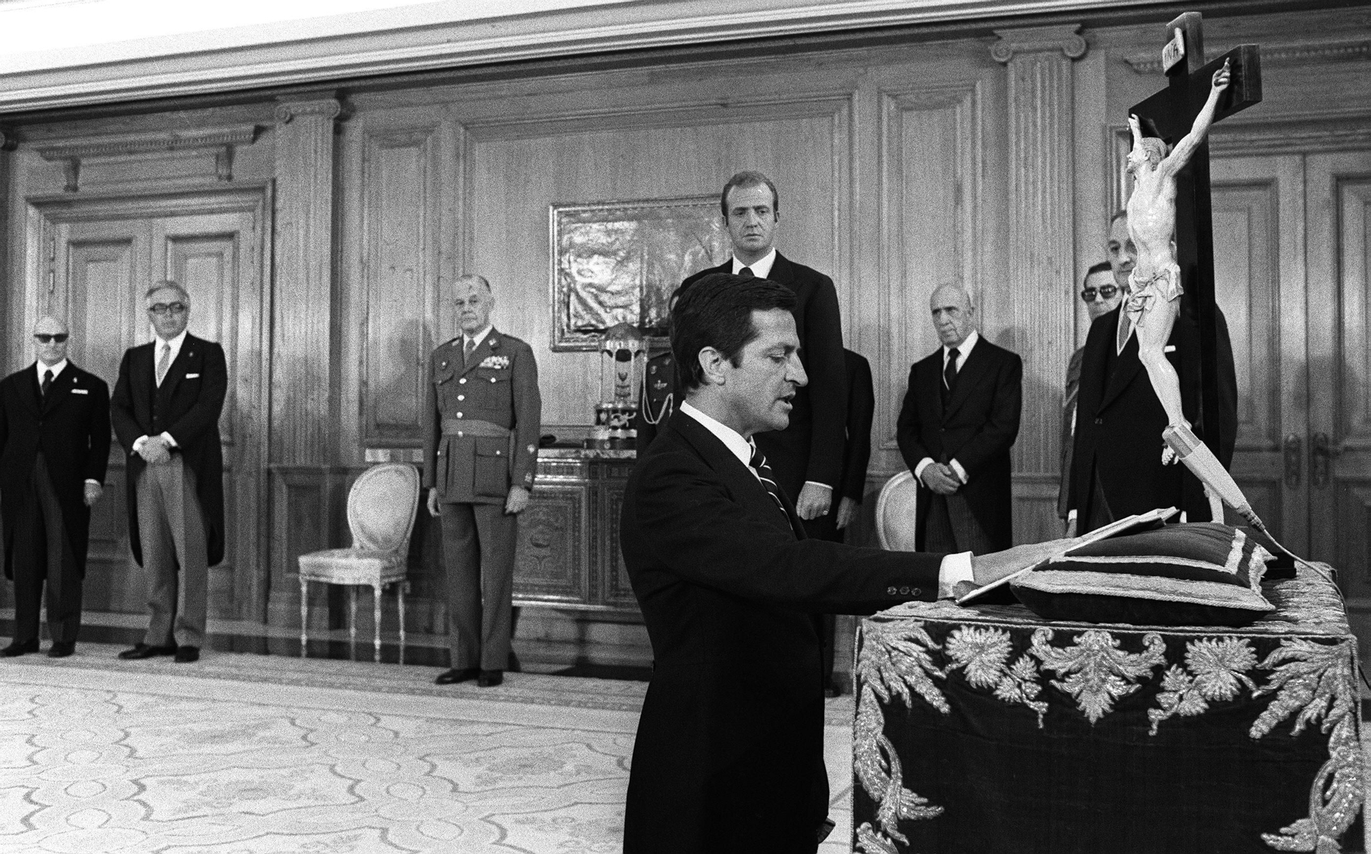 Adolfo Suárez jura su cargo de presidente del Gobierno delante del rey Juan Carlos