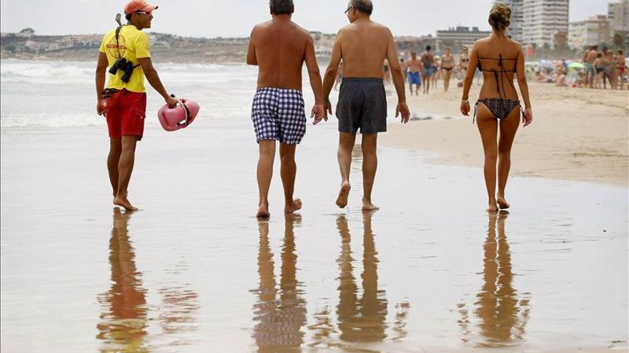 La playa de San Juan, cerrada temporalmente tras las lluvias caídas