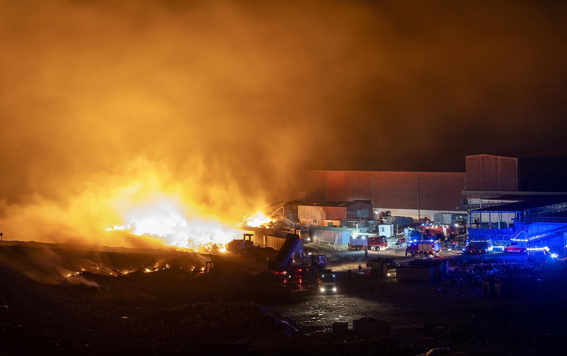 El incendio del vertedero de Lanzarote. EFE/Adriel Perdomo