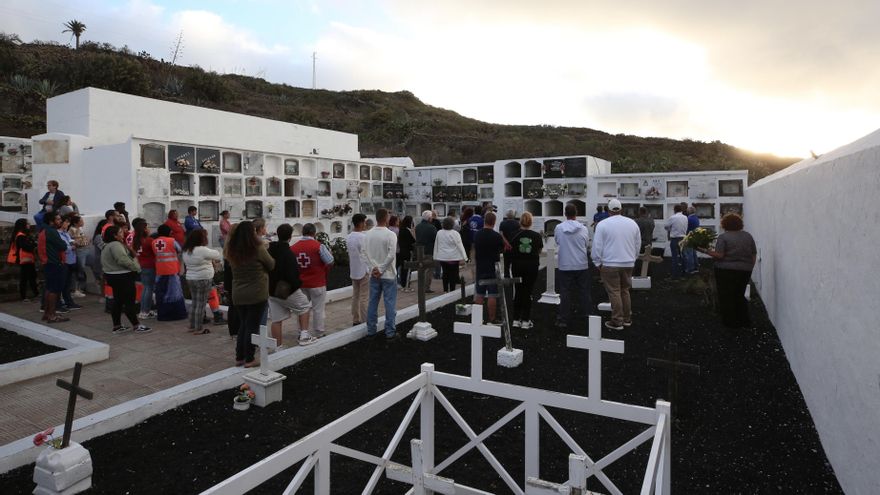 El Hierro despide a tres de las víctimas del naufragio: "Las vecinas nos coordinamos por WhatsApp para venir a los entierros"