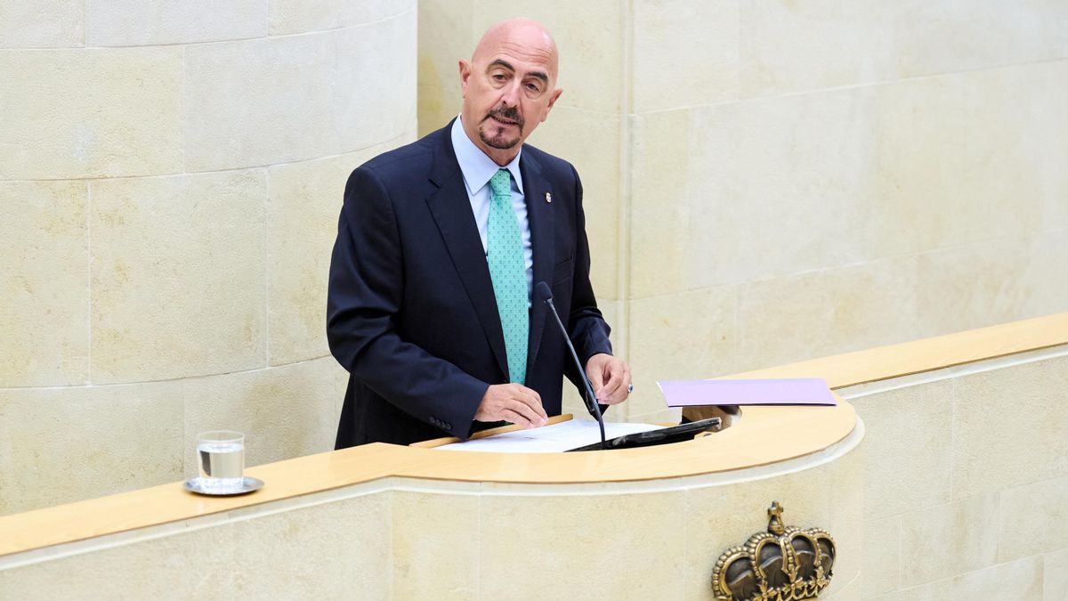 El consejero de Salud del Gobierno de Cantabria, César Pascual, interviene en el Parlamento de Cantabria.