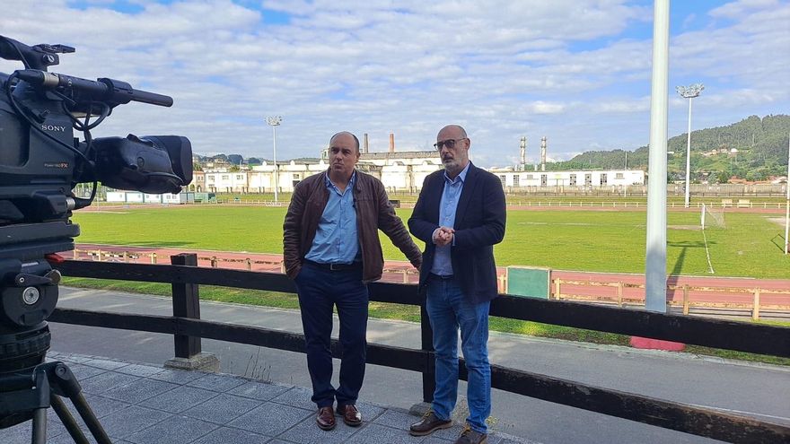 El candidato de Cs a la Presidencia de Cantabria, Félix Álvarez, y a la Alcaldía de Torrelavega, Julio Ricciardiello, frente a Sniace