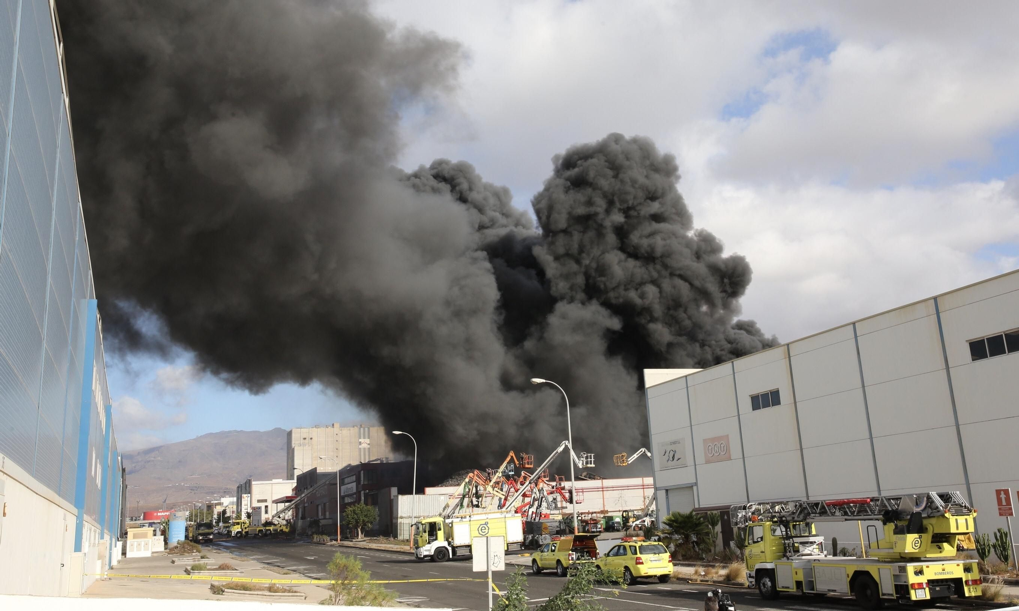 Incendio en un almacén  en el Polígono Industrial de Arinaga. (ALEJANDRO RAMOS)