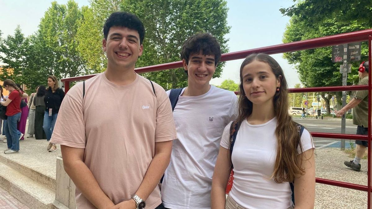 De izquierda a derecha, Álvaro Mota, José Fernández y María López, del IES Nuestra Señora de los Ángeles en villaverde